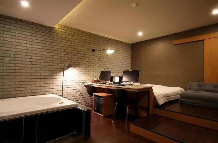 Comma Motel 3*
